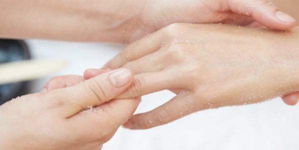Scrub mani e unghie: a cosa serve, come si fa e ricetta