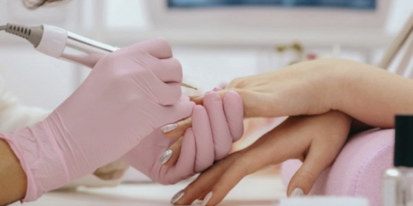 Manicure Russa: cos'è e vantaggi