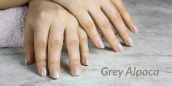 Unghie Grey Alpaca: il colore che fa impazzire il web